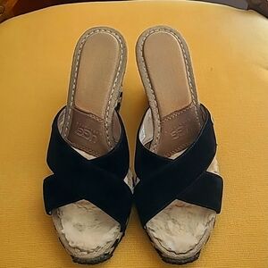 UGG BLACK/BEIGE WEDGE SLIP ON